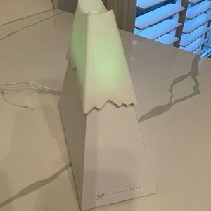 COPY - SAGE aromatherapy ultrasonic diffuser. White with a mountain shape Essen…